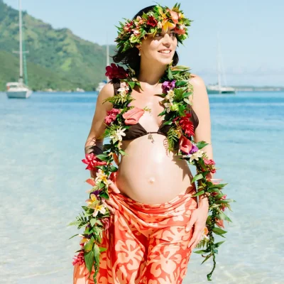 MATERNITY PHOTOSHOOT WITH FLOWER CROWN AND LEI ON A WHITE SAND BEACH WITH MOUNTAIN BACKGROUND IN MOOREA - Studio Marama with love