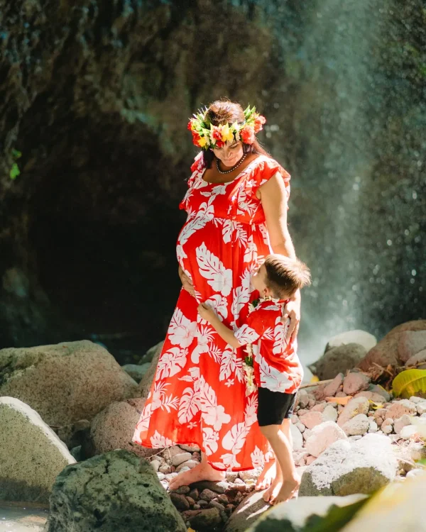 BABY BUMP AND FAMILY PHOTO SHOOTING IN A VALLEY WITH WATERFALL AND RIVER IN TAHITI BABY BUMP AND FAMILY PHOTO SHOOTING IN A VALLEY WITH WATERFALL AND RIVER IN TAHITI