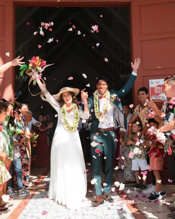 mariage-tahiti-maheata-jonathan-409 Tropical chic green and terracotta wedding in Tahiti French Polynesia. Bride wearing a traditional hat from Austral islands. Photograph by Vaikehu Shan / Studio Marama with love, elopement destination wedding honeymoon photographer in Tahiti Moorea Bora Bora French Polynesia.
Mariage tropical chic sur des tons vert et terracotta a Tahiti en Polynesie francaise. La mariee porte un chapeau en pandanus tresse, artisanat traditionnel des iles Australes. Photographie par Vaikehu Shan / Studio Marama with love, photographe de mariage elopement lune de miel a Tahiti Moorea Bora Bora Polynesie francaise.