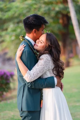 Tropical chic green and terracotta wedding in Tahiti French Polynesia. Bride wearing a traditional hat from Austral islands. Photograph by Vaikehu Shan / Studio Marama with love, elopement destination wedding honeymoon photographer in Tahiti Moorea Bora Bora French Polynesia.
Mariage tropical chic sur des tons vert et terracotta a Tahiti en Polynesie francaise. La mariee porte un chapeau en pandanus tresse, artisanat traditionnel des iles Australes. Photographie par Vaikehu Shan / Studio Marama with love, photographe de mariage elopement lune de miel a Tahiti Moorea Bora Bora Polynesie francaise.