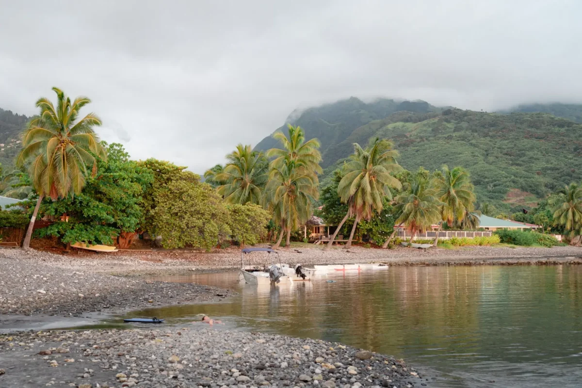Seance couple en tenue decontractee jean sur la plage au sunset coucher du soleil Romane Maihau